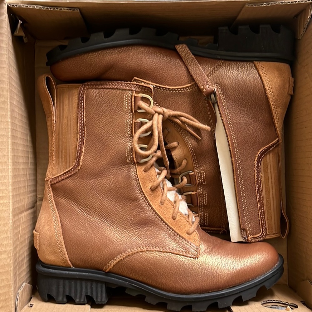 Sorel Phoenix Lace Sherling Boot - like new, size 9